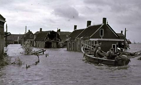 Sloep met mensen in het overstroomde Nieuwerkerk op Schouwen-Duiveland tijdens de Watersnoodramp 1953