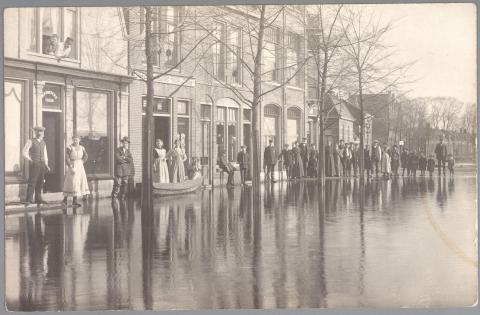 Ondergelopen straat in Purmerend tijdens de Watersnood 1916.