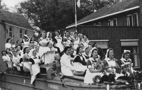 Personeel Gasthuis Middelburg viert bevrijding 6-11-1944 op een militair voertuig